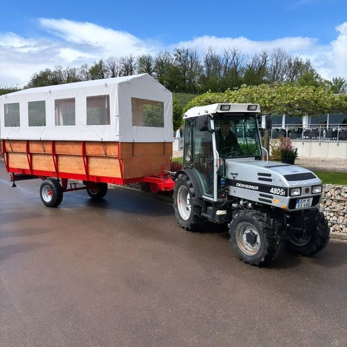 Traktor mit Anhänger für Personen