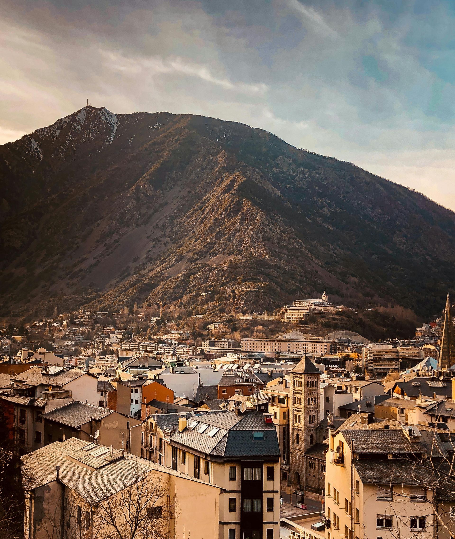 Una vista aérea de una ciudad con una montaña al fondo. vistas de andorra, del valle de la preciosa naturaleza calma y relax