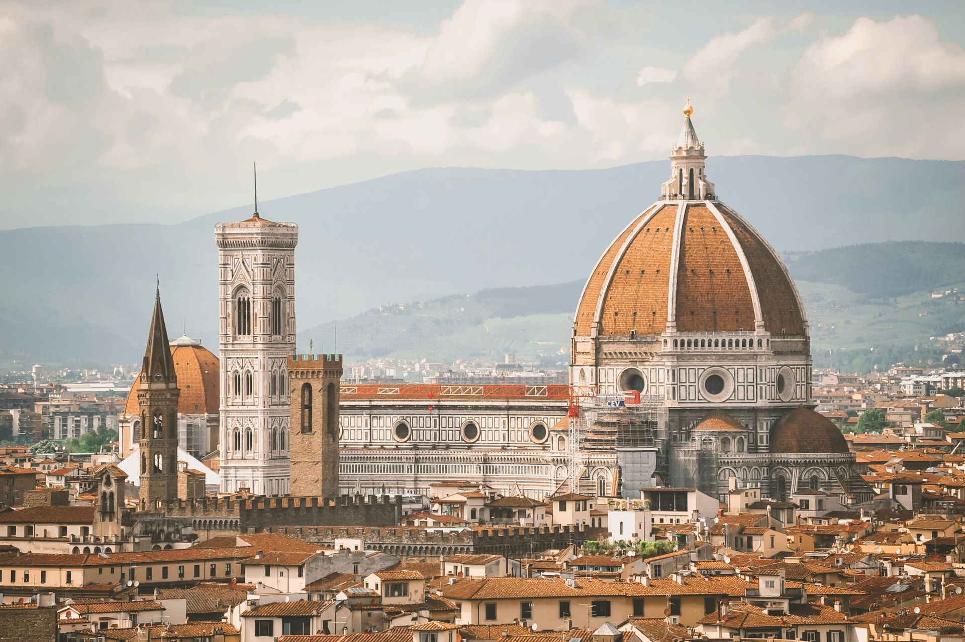 Hay una gran cúpula en el centro de la ciudad de Florencia en la toscana italia