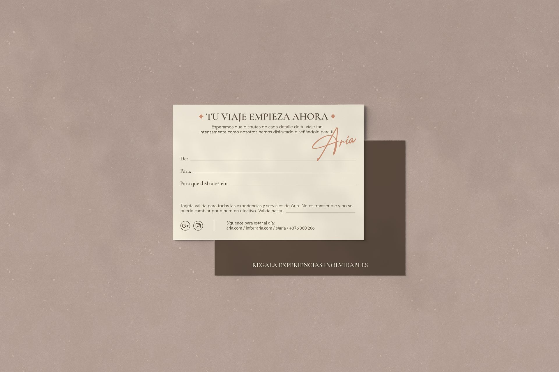 Un par de cartas colocadas una encima de otra sobre una mesa. tarjeta  regalo aria