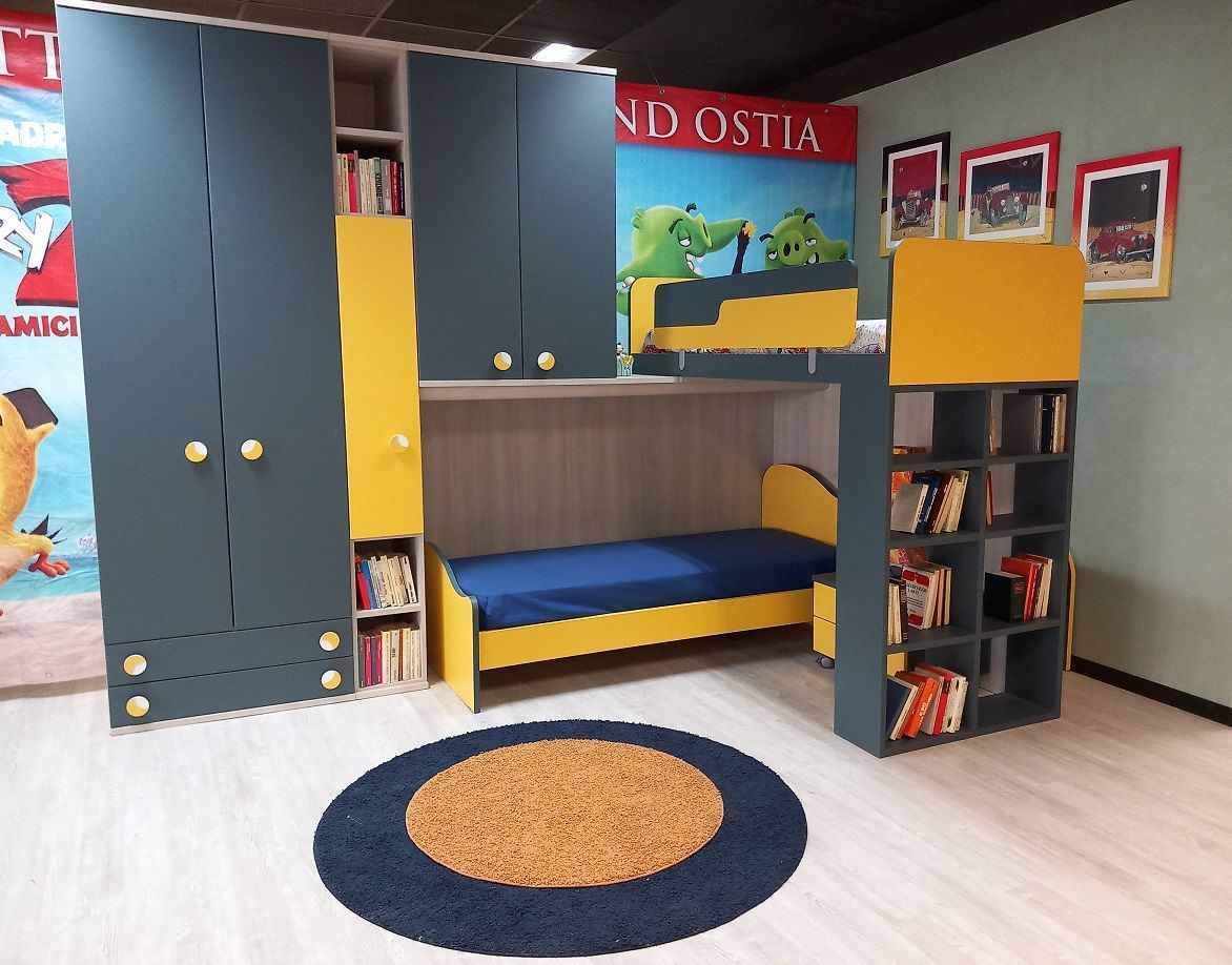 Set di mobili per la camera da letto con dettagli grigi e gialli, tra cui un letto, un armadio e una libreria.