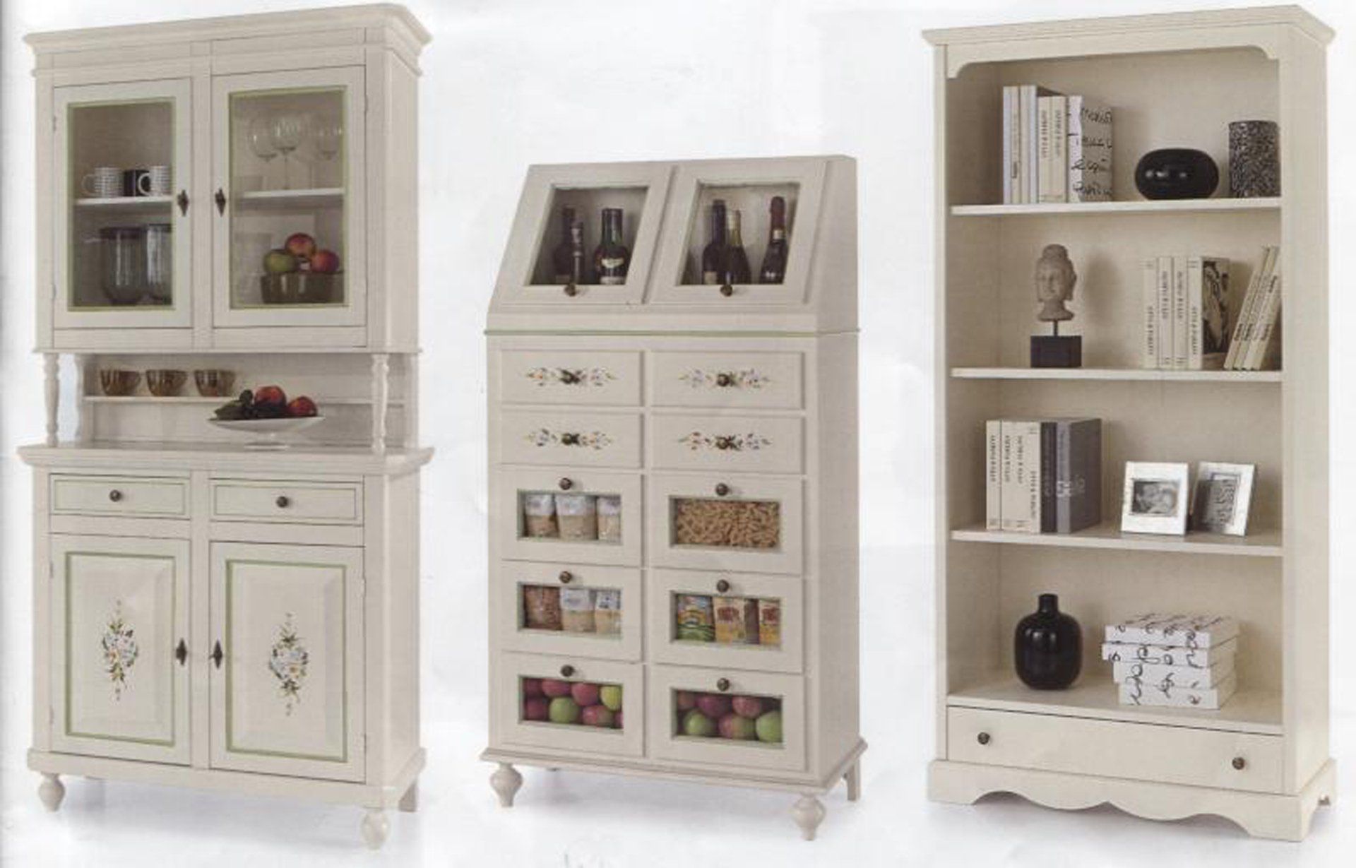 Tre mobili in legno bianco sporco: credenza, vetrina con piano in vetro e libreria.