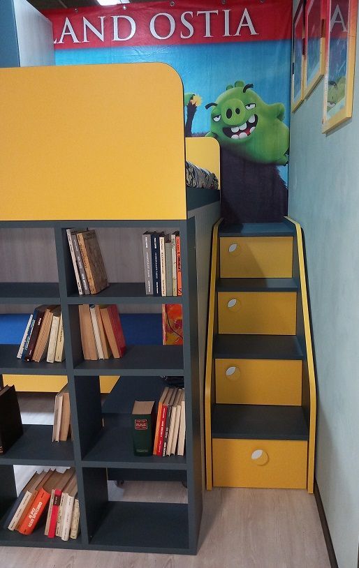 Camera da letto per bambini con letto a castello giallo e grigio, libreria incorporata e gradini, decorazioni di Angry Birds.