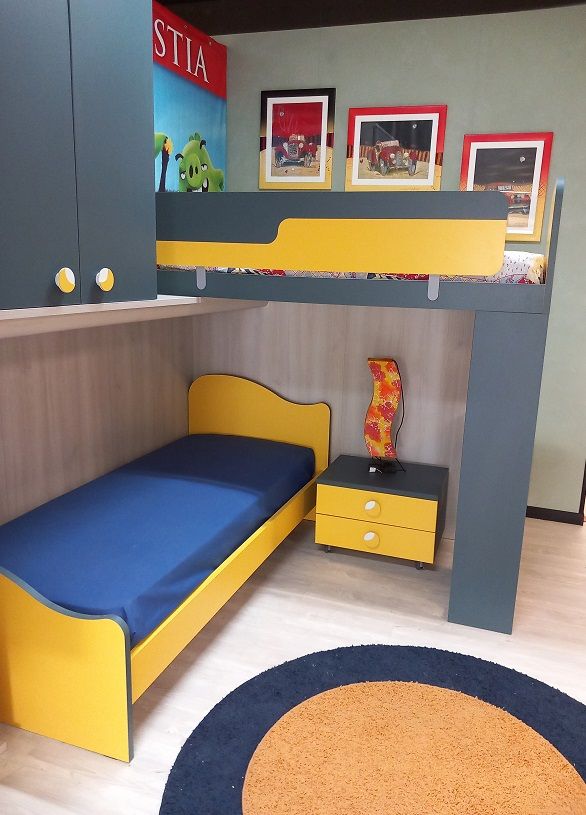 Letto a castello giallo e blu con un letto singolo sottostante e comodino.