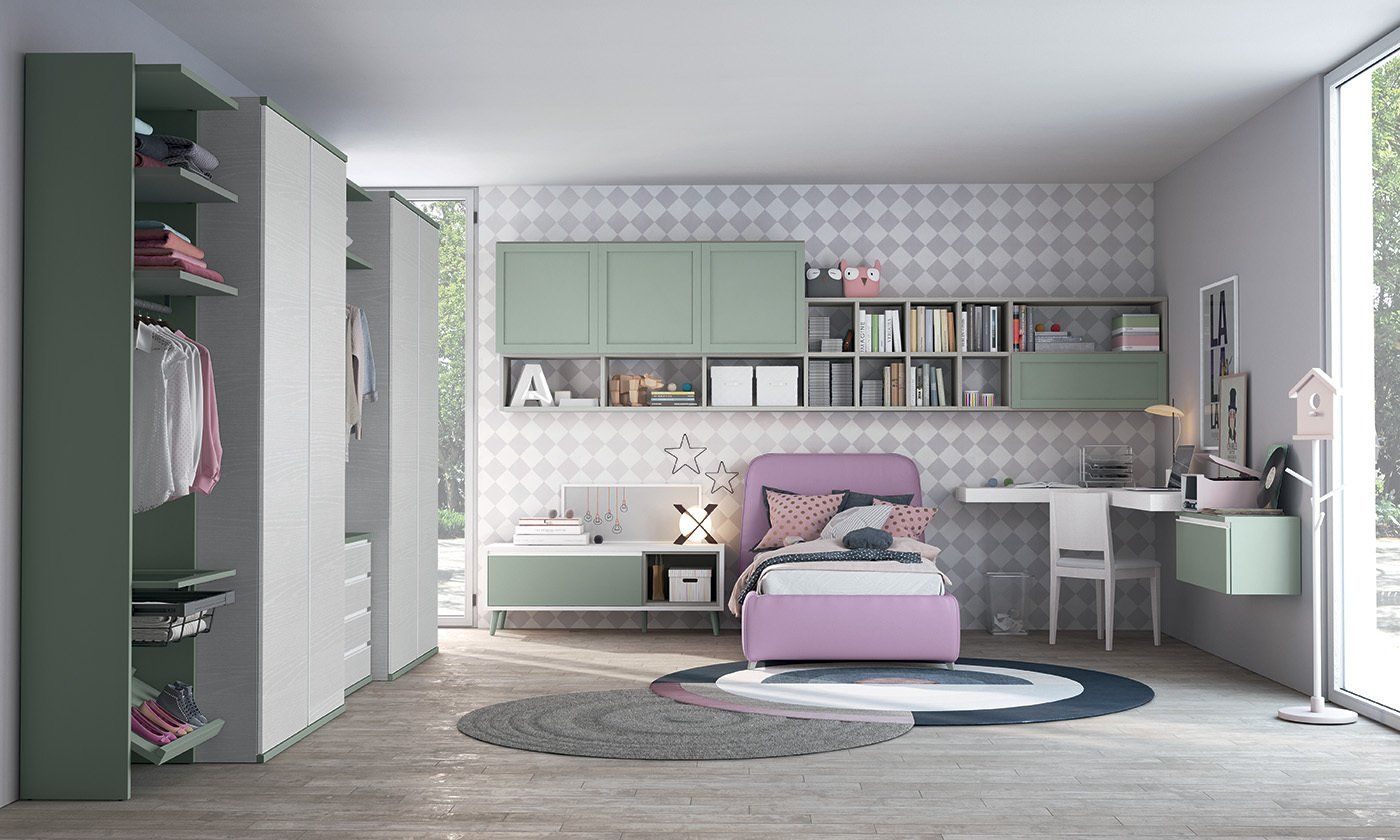 Camera da letto con mobili rosa e verdi, tra cui un letto, una scrivania e un armadio.