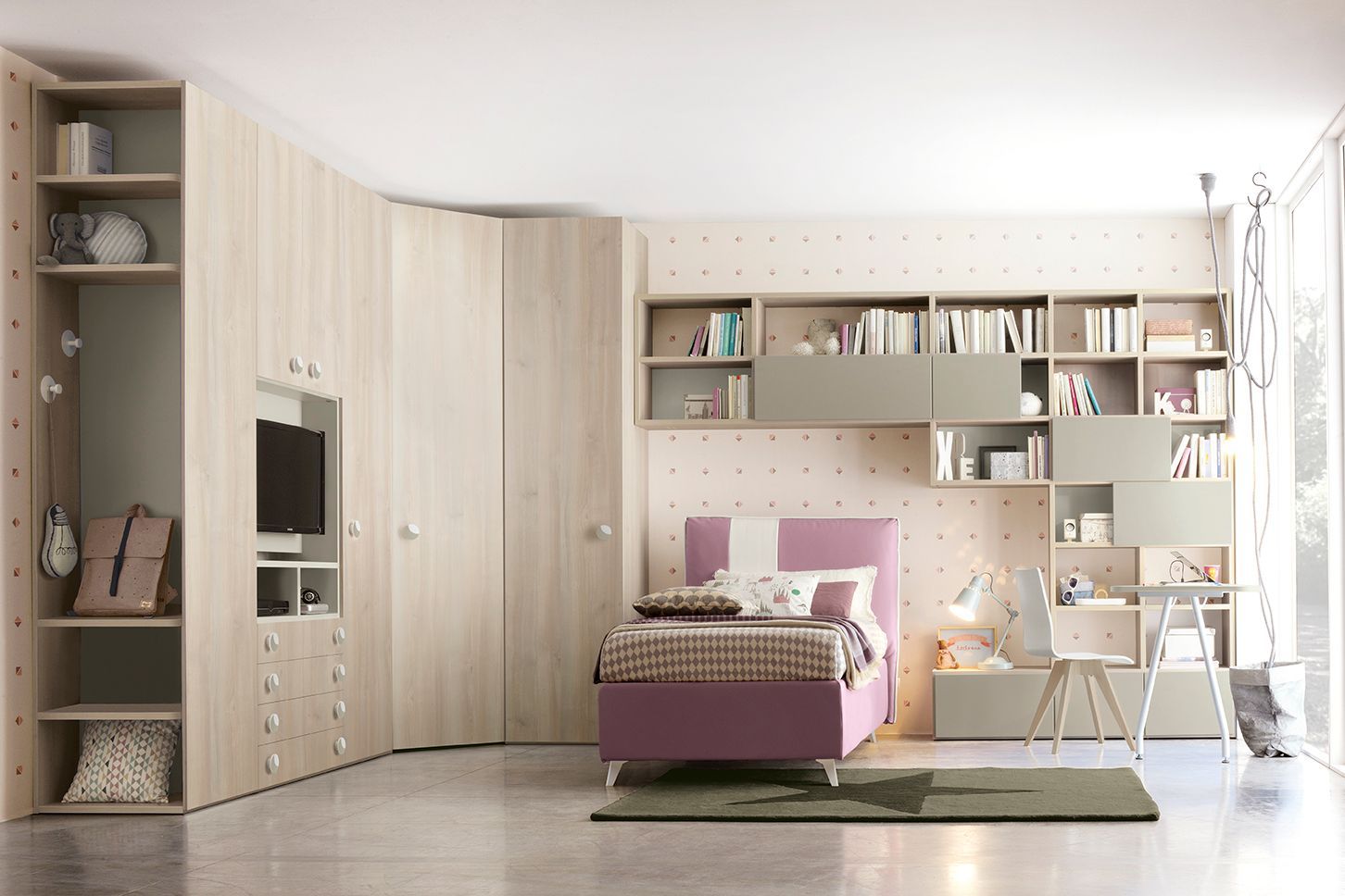 Camera da letto moderna con mobili in legno chiaro, letto rosa, scrivania, scaffali e ampia finestra.