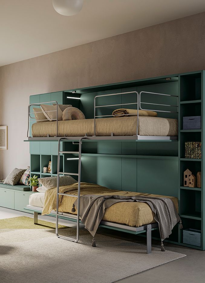 Moderno letto a castello color verde acqua con scala in metallo, ripiani e contenitore. Biancheria da letto color crema e giallo. Moquette chiara e pareti beige.