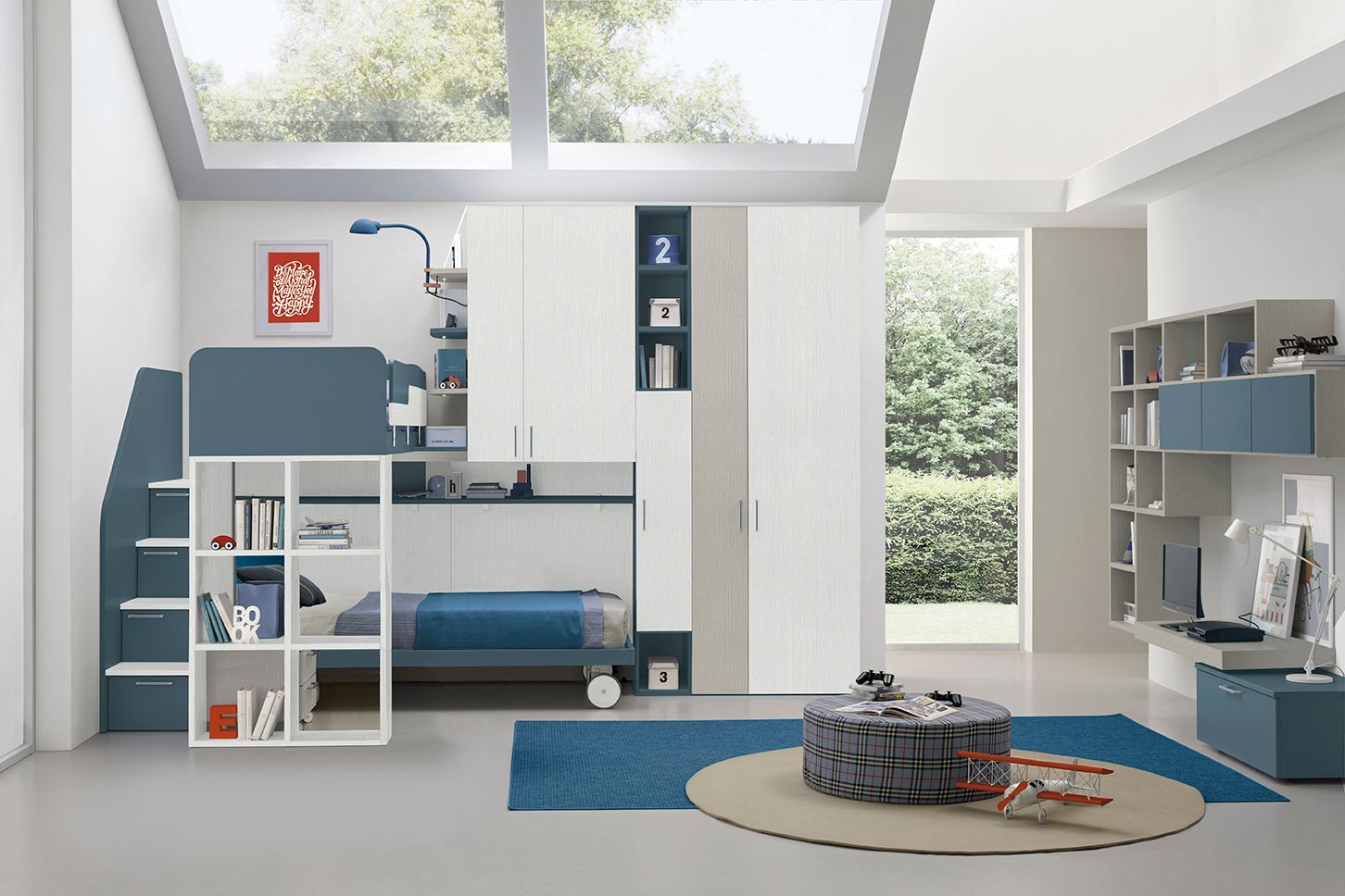 Camera da letto moderna con mobili blu e bianchi, letto a soppalco, scrivania e ampia finestra.