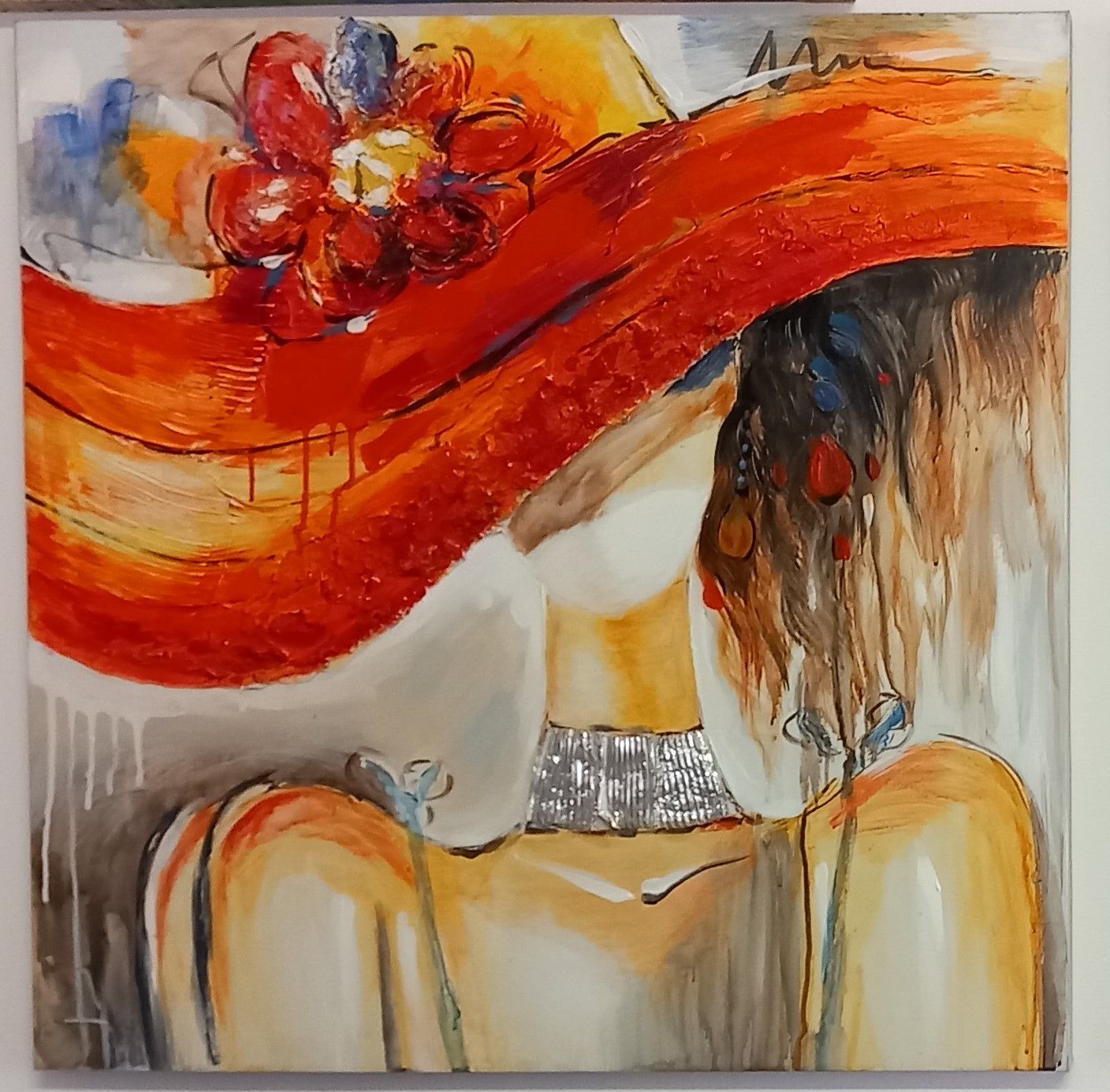Donna con cappello rosso, ornamento floreale, collare d'argento, dipinto astratto.