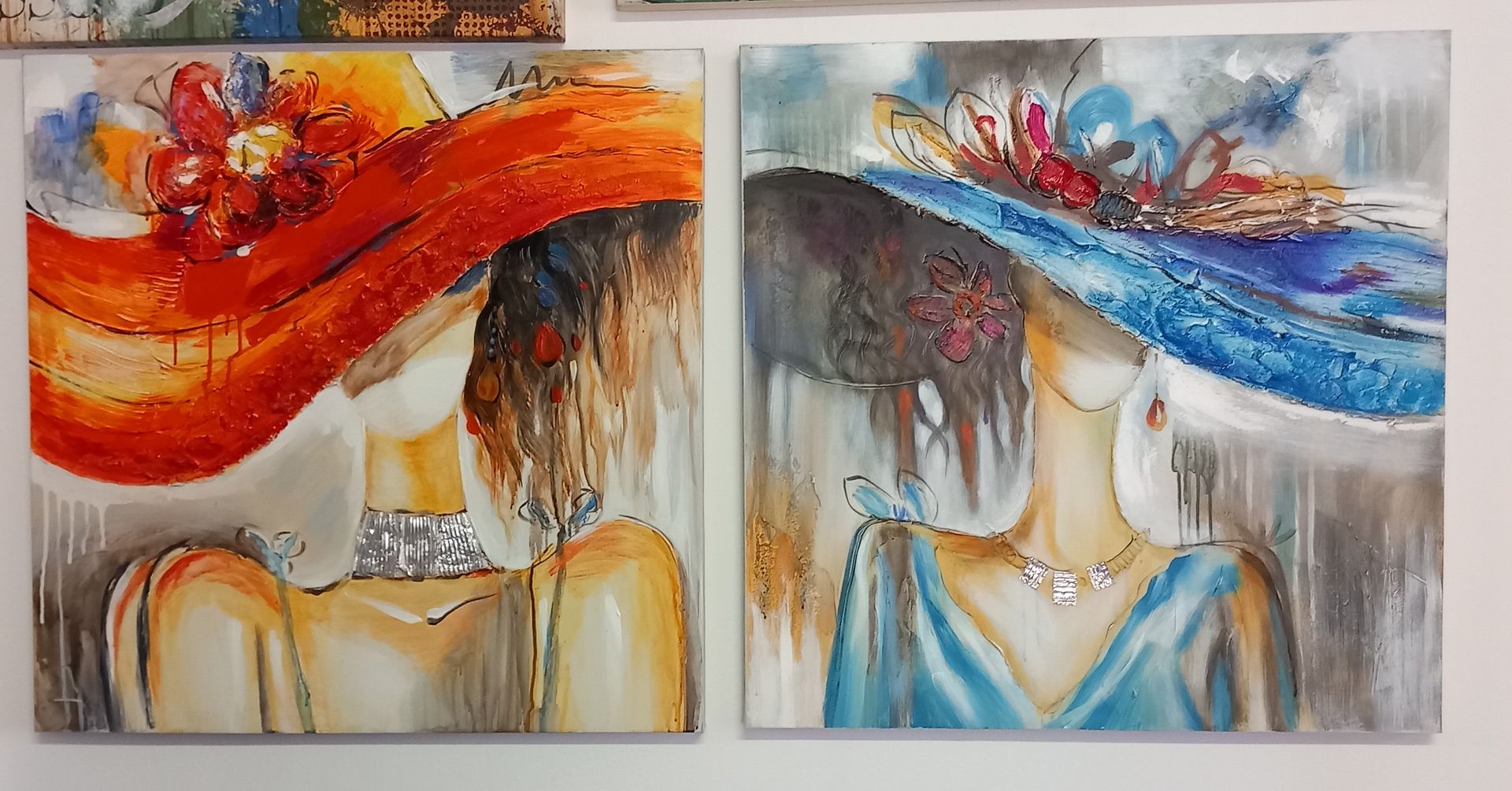 Due dipinti: donne che indossano cappelli dalle tonalità arancioni e blu.