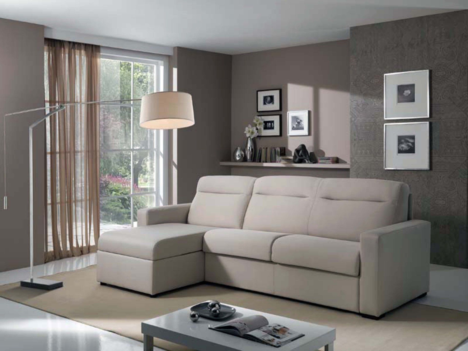Divano componibile beige in un soggiorno con una combinazione di colori neutri.