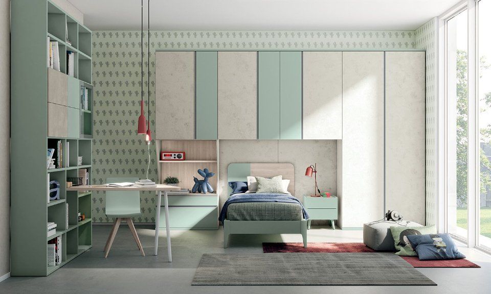 Una moderna cameretta per bambini con scrivania, letto e armadio. Colori verde pastello e bianco. Ampia finestra.