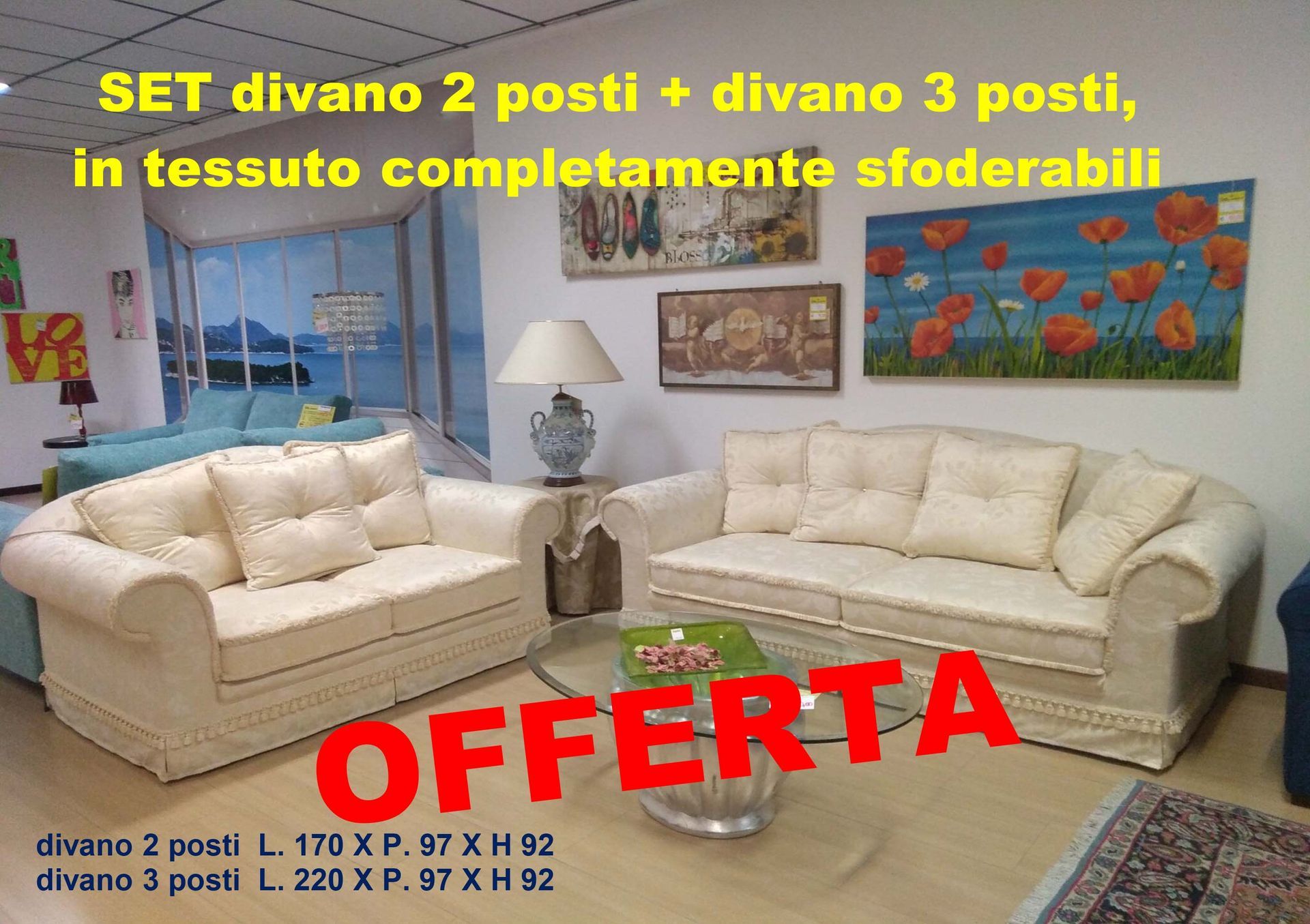 Set di divani color crema: due posti e tre posti, in vendita. Dimensioni incluse.