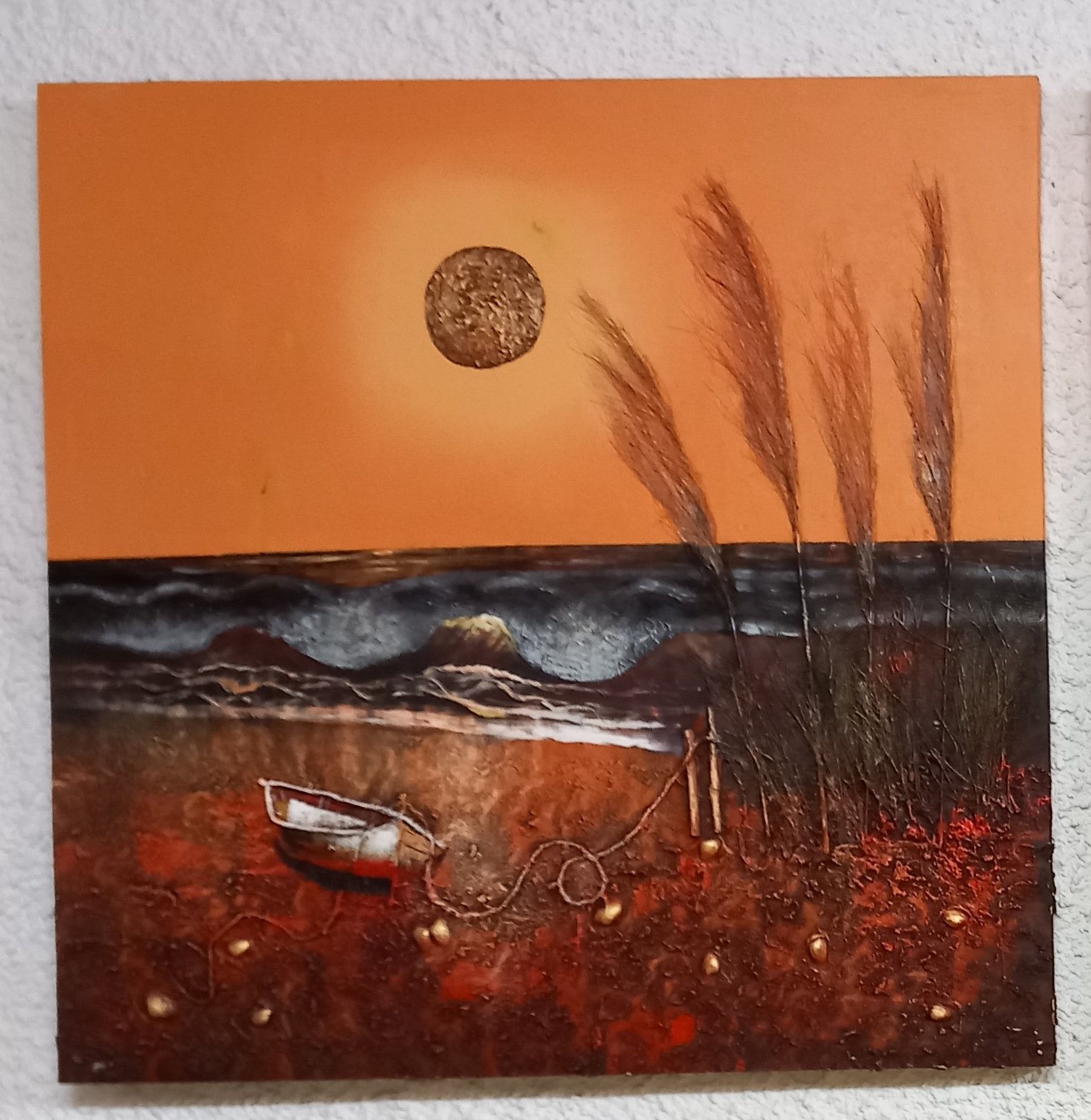 Scena di spiaggia al tramonto con barca, onde dell'oceano, erba alta e cielo arancione strutturato.