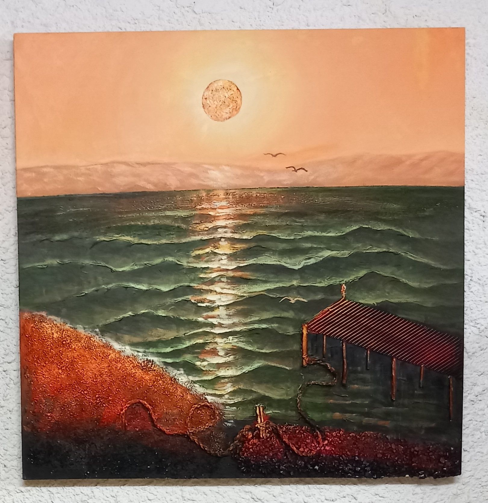 Tramonto sul mare. Un molo di legno e una riva su entrambi i lati. Il sole brilla sull'acqua.