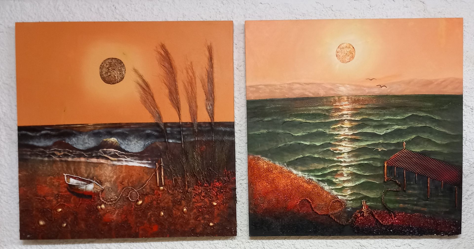 Due dipinti raffiguranti un tramonto sull'acqua e sulla terraferma. Uno con una barca e l'altro con un uccello. Tonalità arancioni e verdi.