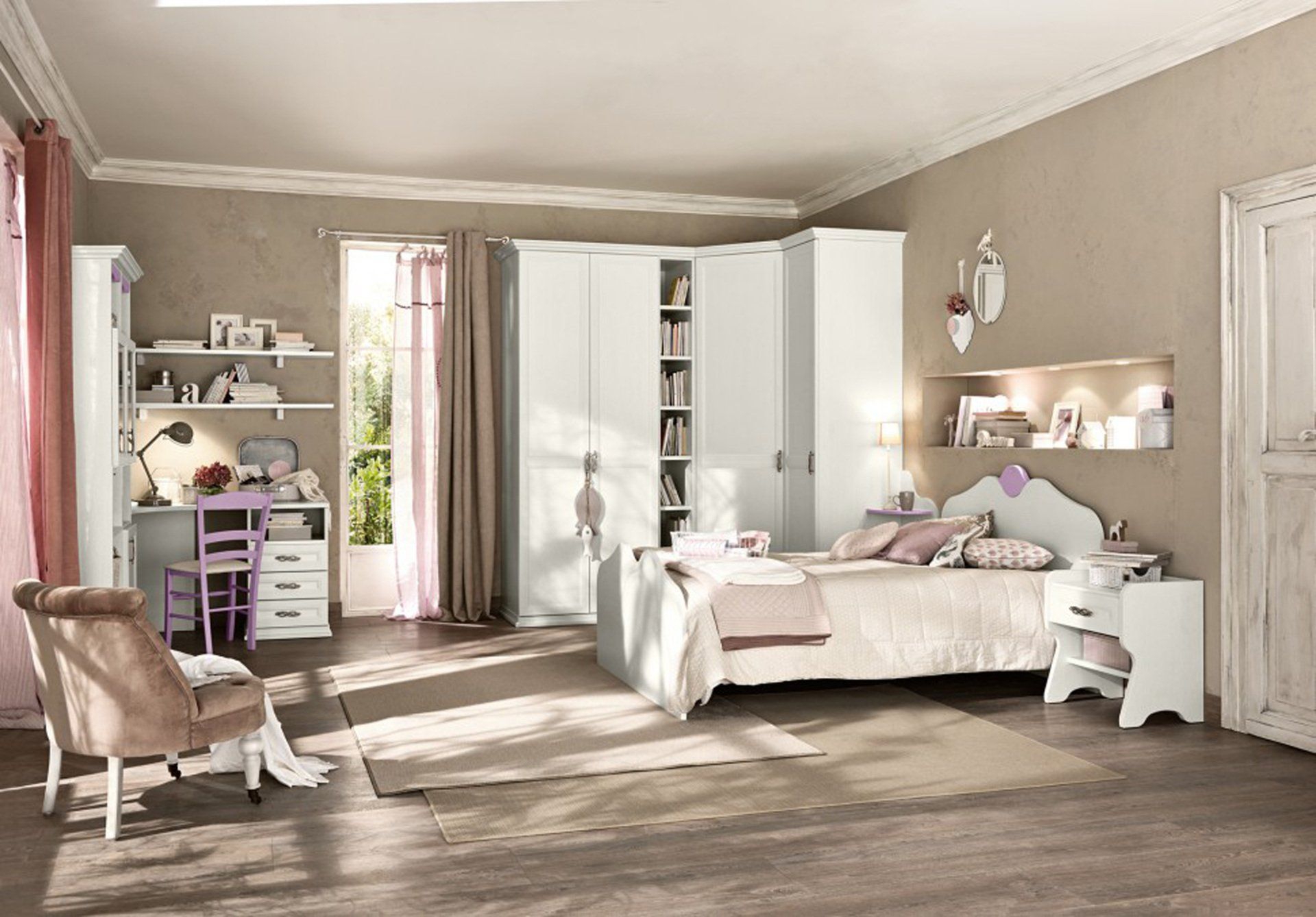 Camera da letto con mobili bianchi, scrivania, letto, armadio, colori tenui e finestra con tende.