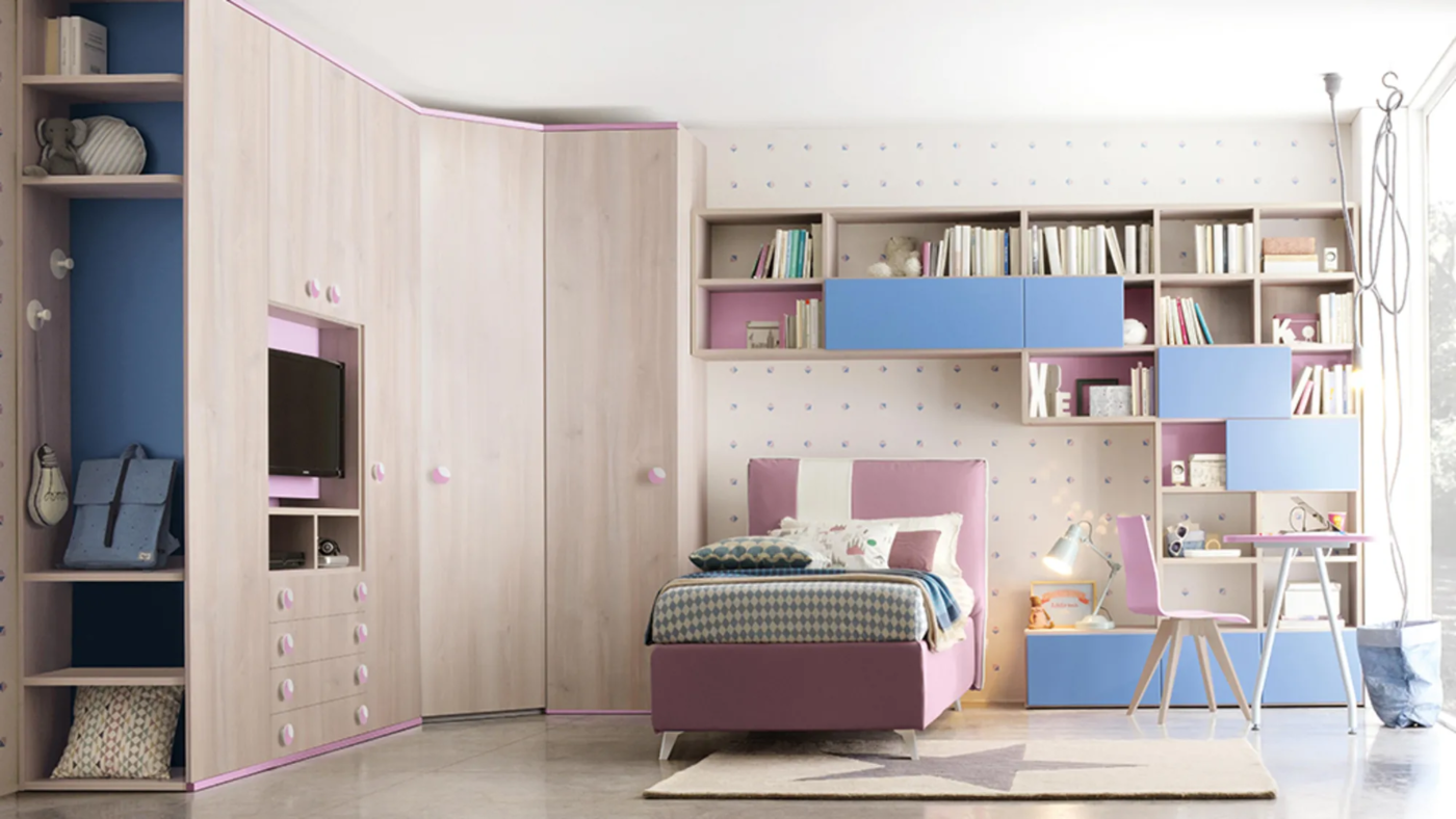 Camera da letto con armadio a muro, letto e scrivania, caratterizzata da dettagli blu e rosa.