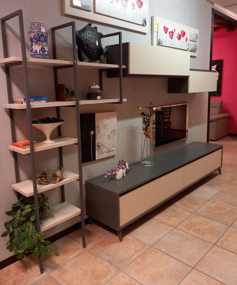 Set di mobili per soggiorno moderno, composto da una scaffalatura, un mobile contenitore a parete e un mobile porta TV con dettagli color marrone chiaro e grigio.