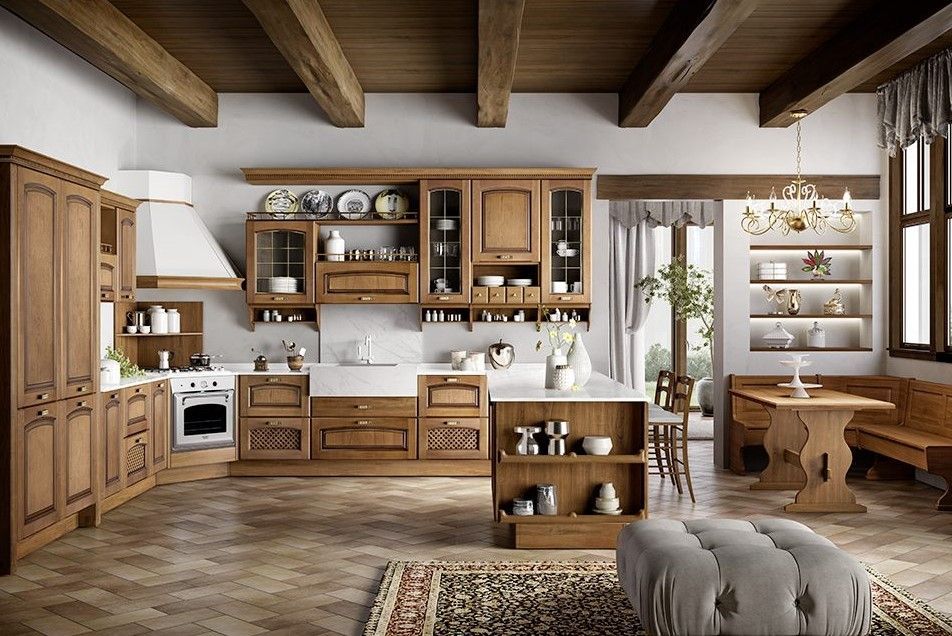 Cucina rustica con mobili in legno, travi, isola e zona pranzo.