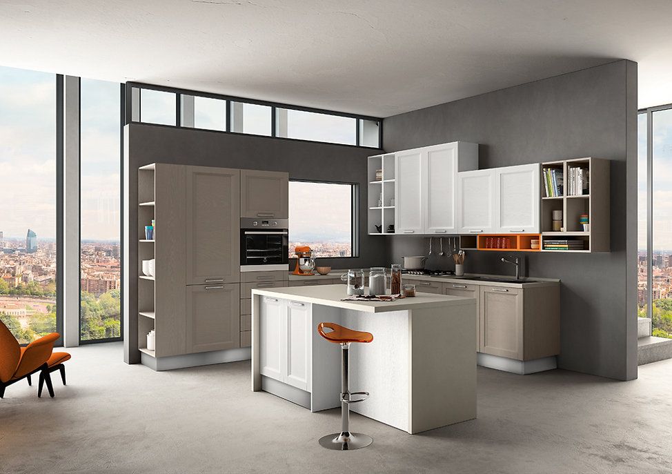 Cucina moderna con mobili bianchi e beige, isola e ampie finestre con vista sulla città.