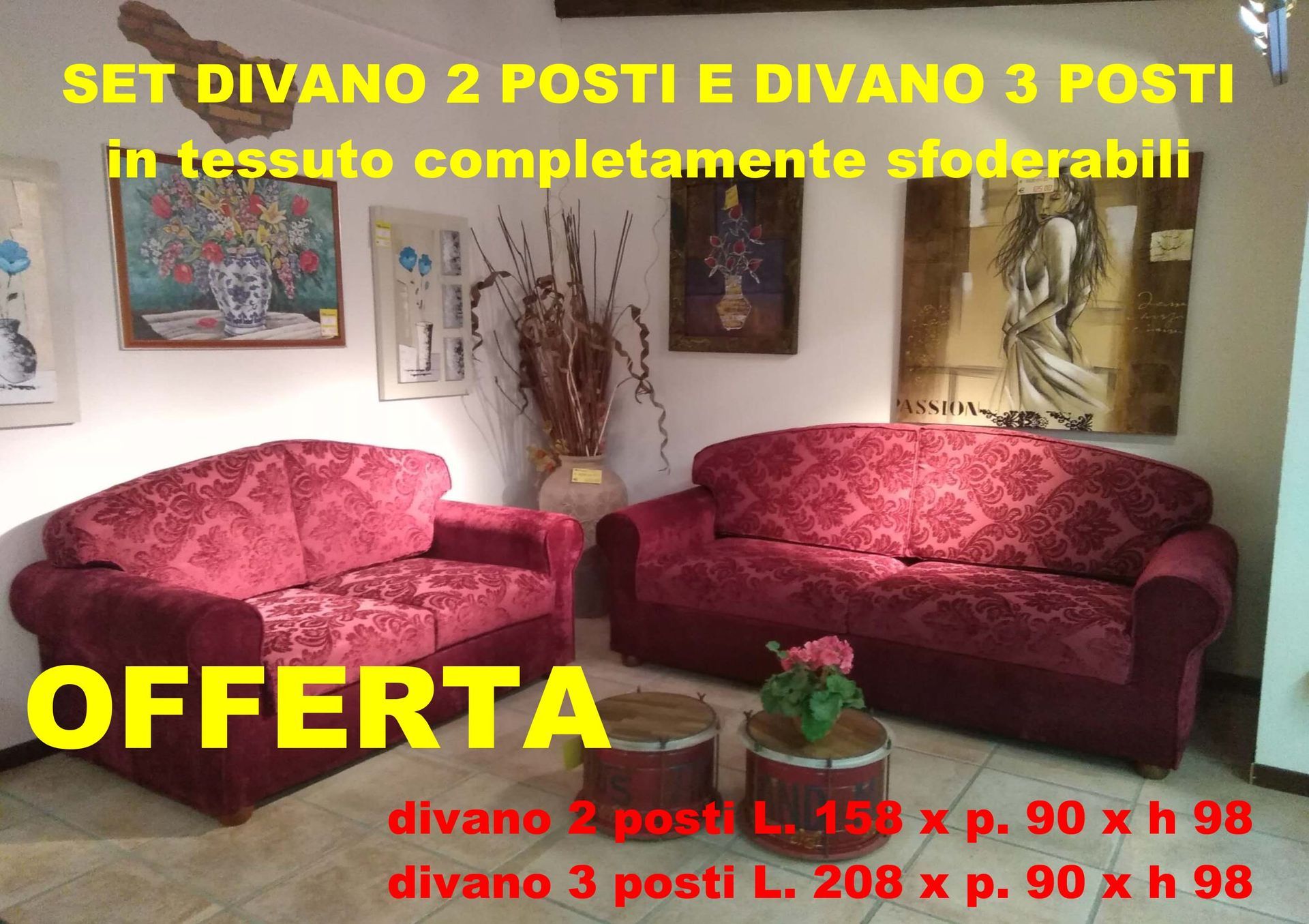 Set di divani imbottiti rossi: uno a due posti e uno a tre posti, con la scritta 