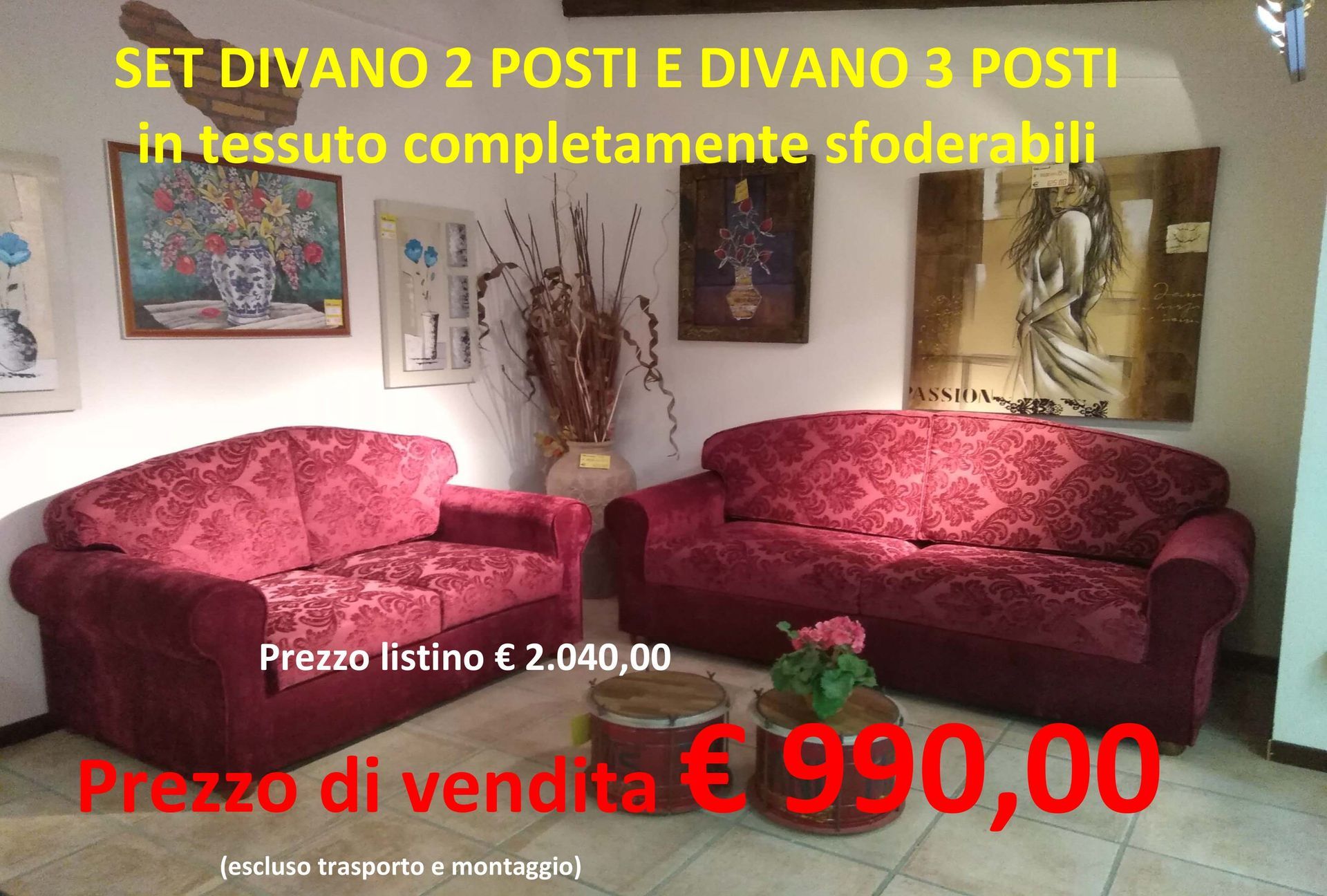 Vendesi divani rossi a due e tre posti con tessuto sfoderabile; prezzo originale 2.000, prezzo di vendita 990.