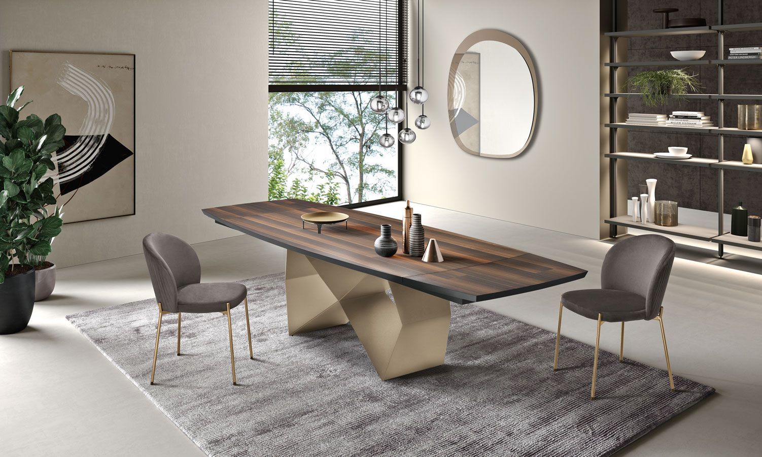 Sala da pranzo con tavolo in legno su base dorata, sedie, tappeto, mensola, specchio e finestra con persiane.