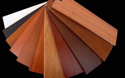 Campioni di colore in legno nelle tonalità del marrone e del beige, disposti a ventaglio su uno sfondo nero.