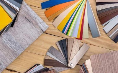 Campioni di legno e colore disposti su una superficie in legno, per scelte di design e ristrutturazione.