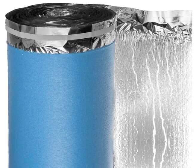 Rotolo di isolante blu con rivestimento in lamina argentata.