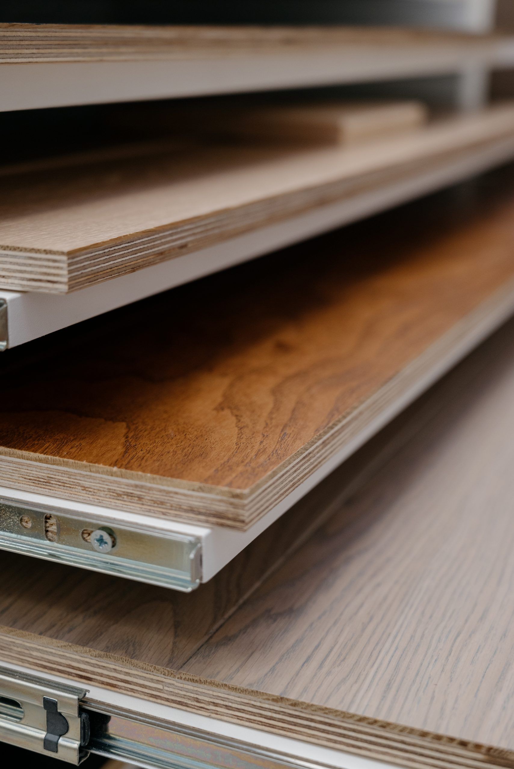 Mensole con campioni di legno, che mostrano colori e venature diverse.