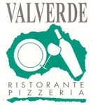 Logo del ristorante e pizzeria Valverde con piatto, forchetta, coltello e bottiglia in verde e bianco