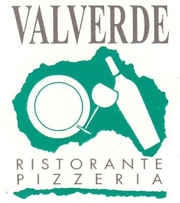 Logo per Mistral Ristorante-Pizzeria caratterizzato da un'icona semicircolare nera raffigurante un'alba e da un testo minimalista su sfondo beige.
