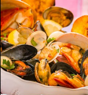 Ciotola di cozze e frutti di mare cotti in una cremosa salsa all'arancia