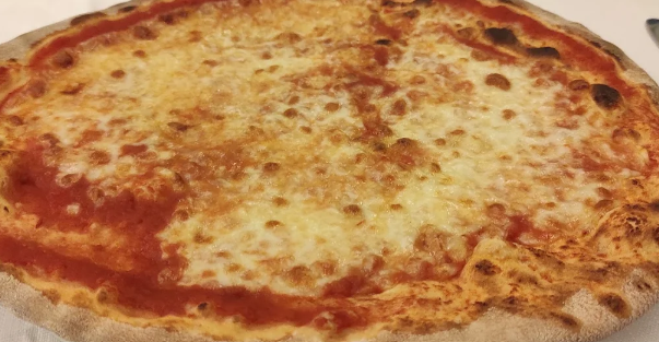 Pizza al formaggio con crosta dorata e salsa di pomodoro rossa su un piatto