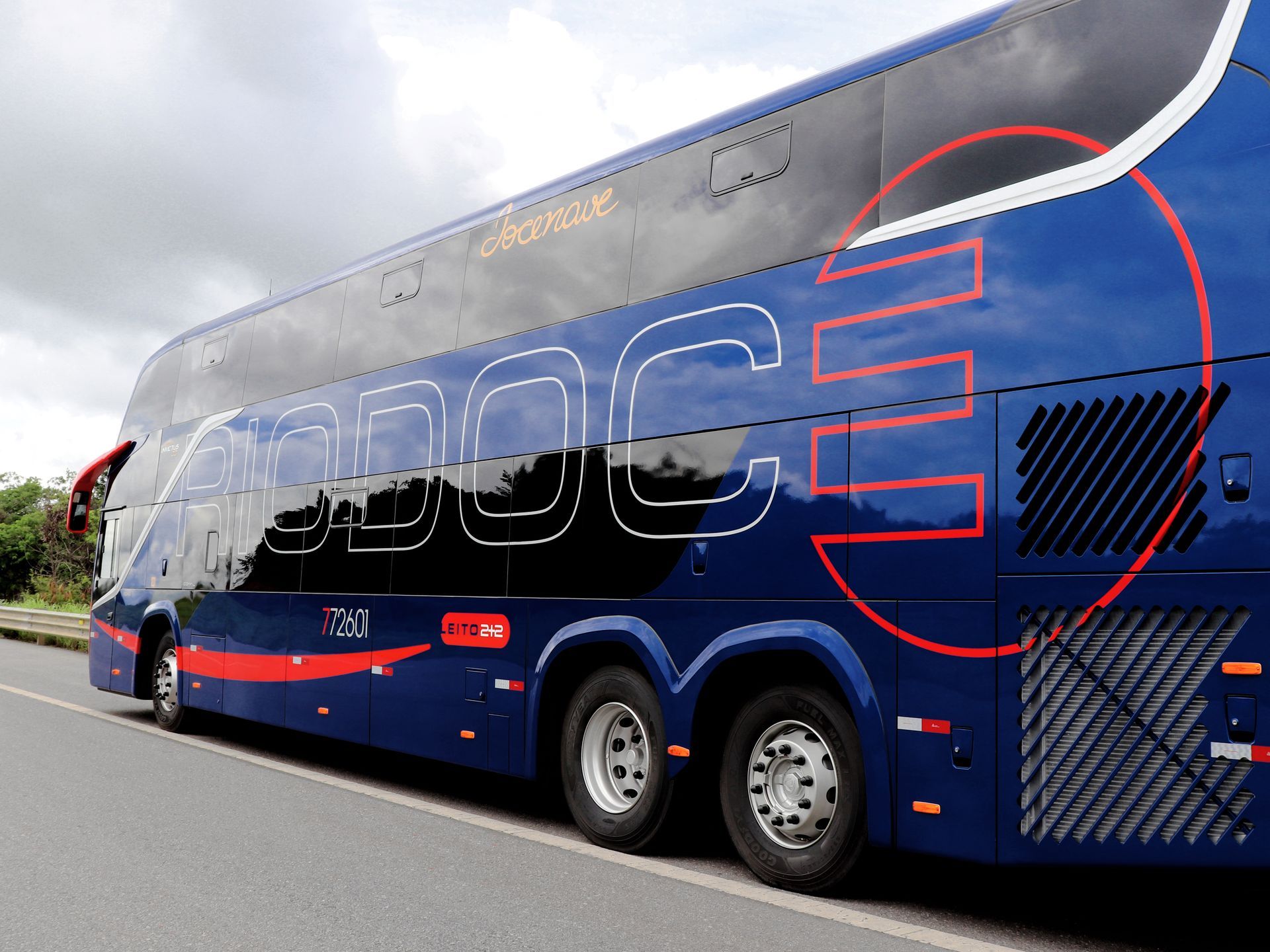Um ônibus moderno de dois andares azul-escuro com grandes letras brancas