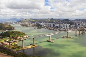 Praia de Copacabana num dia ensolarado, com um selo escrito 
