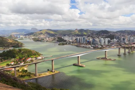 Praia de Copacabana num dia ensolarado, com um selo escrito
