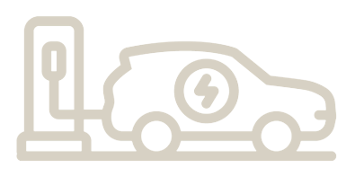 Aufladen eines Elektroautos an einer Station.