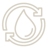 Wassertropfen in einem kreisförmigen Recyclingsymbol.