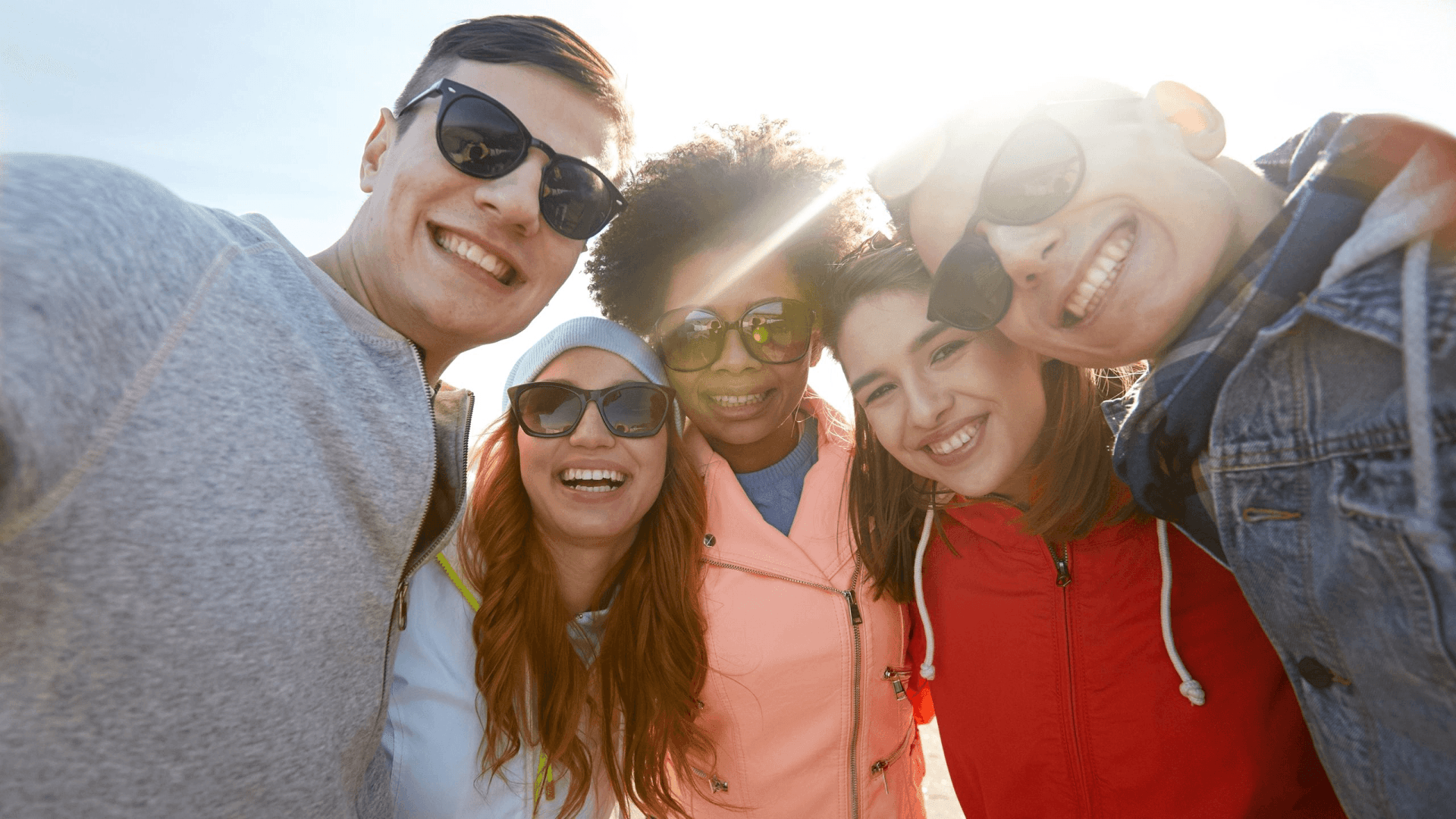 Fünf unterschiedliche Freunde lächeln, Nahaufnahme-Selfie, draußen, sonnig, mit Sonnenbrille, fröhlich.