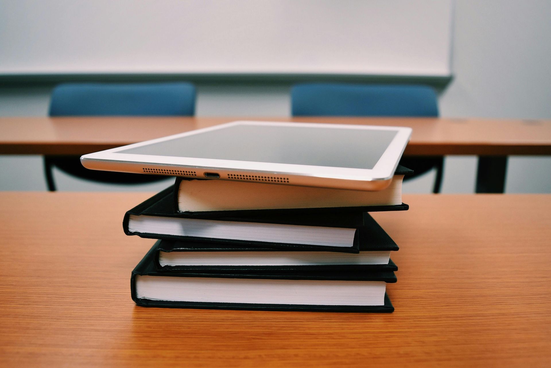 A large group of people are sitting at tables in a library.