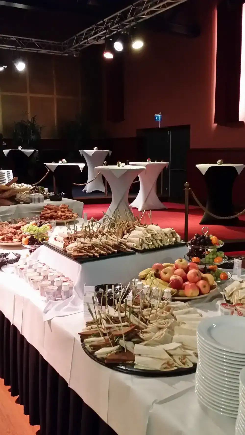 een buffettafel met veel eten erop in een kamer.