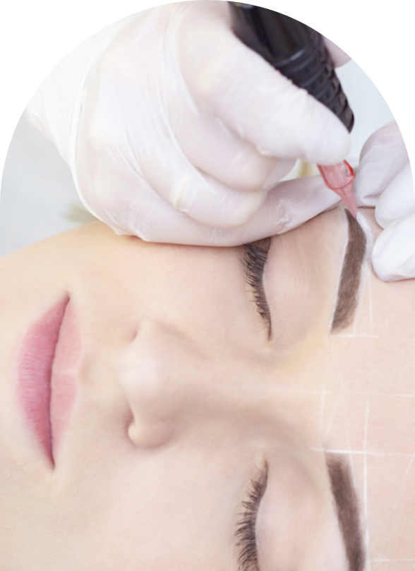 Eine Frau lässt sich Permanent Make-up für die Augenbrauen machen.