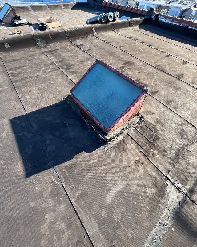 A solar panel is sitting on top of a roof.