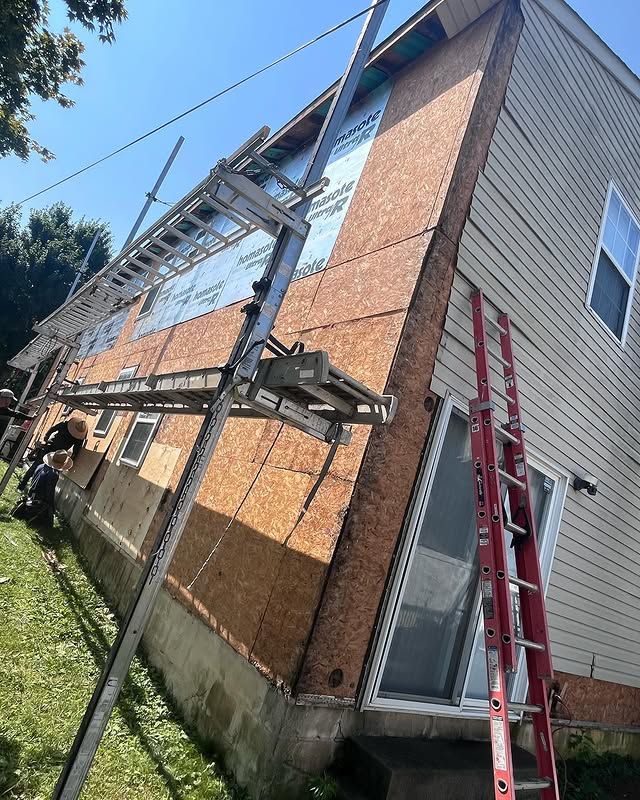 A ladder is sitting on the side of a house.