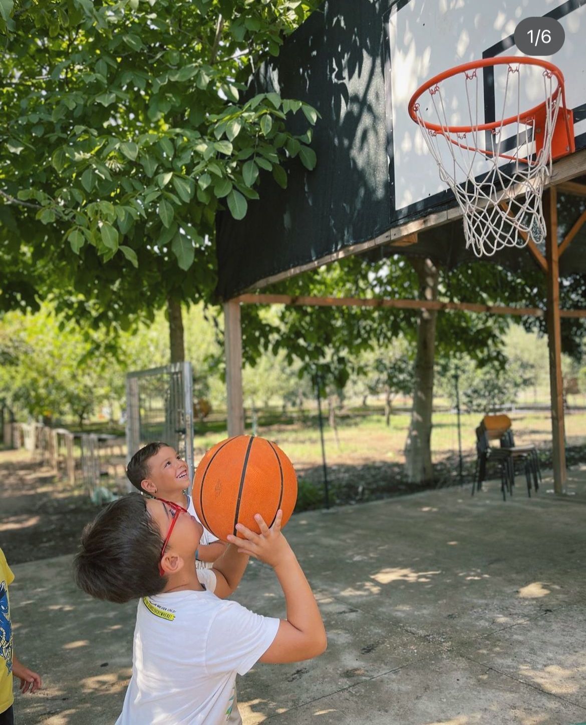 bambini che giocano a basket