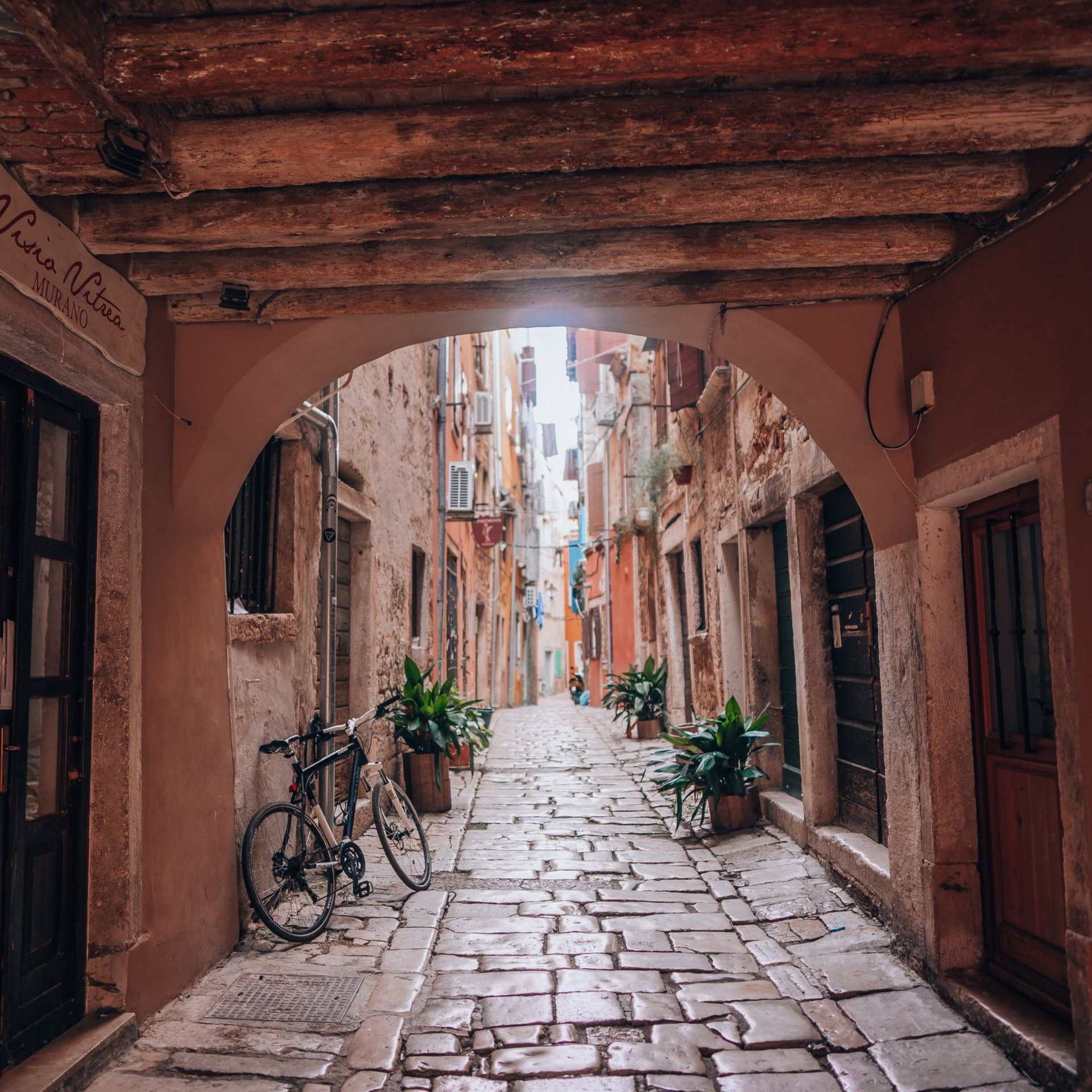 croatia-rovinj-narrow-lane