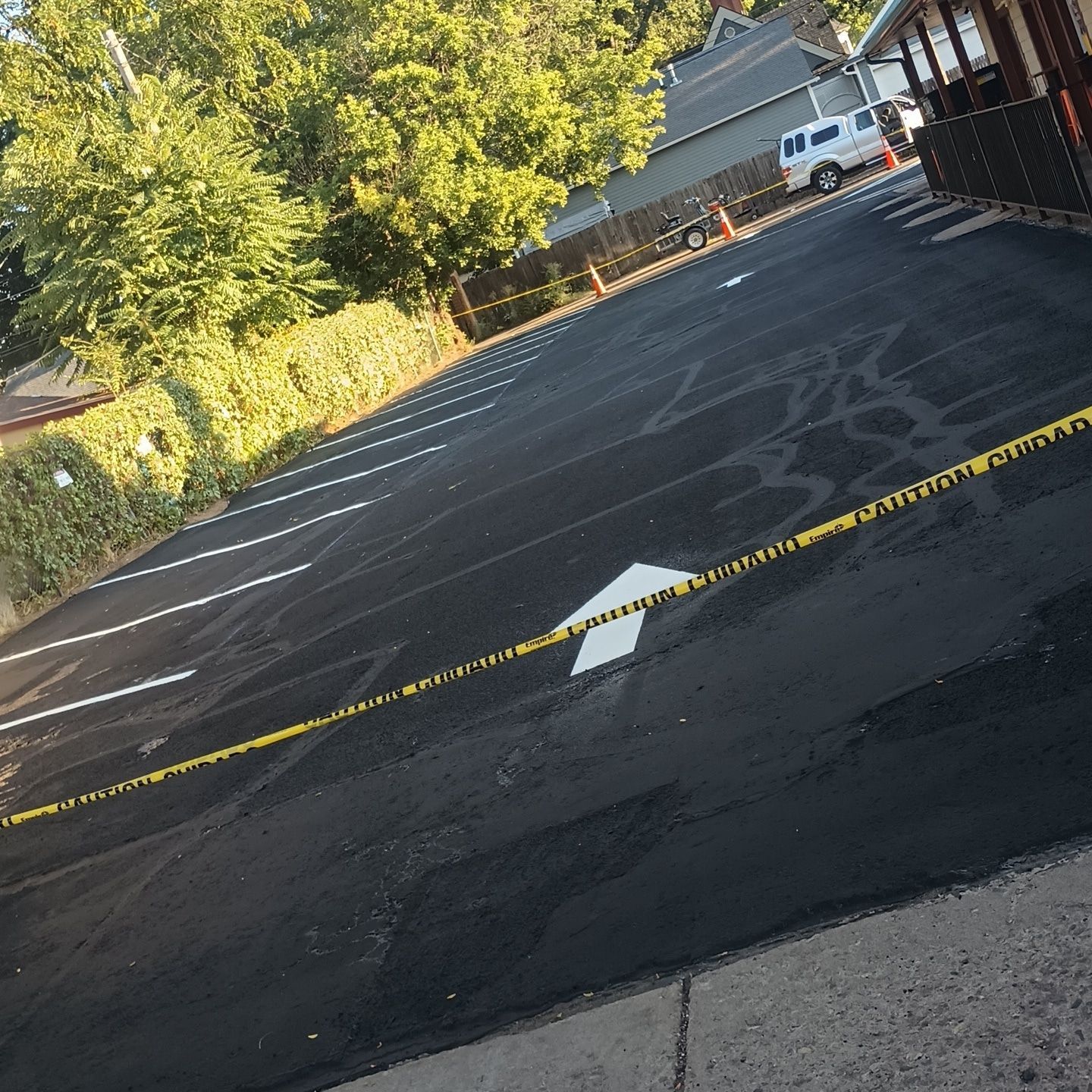 A parking lot with a white arrow pointing to the right